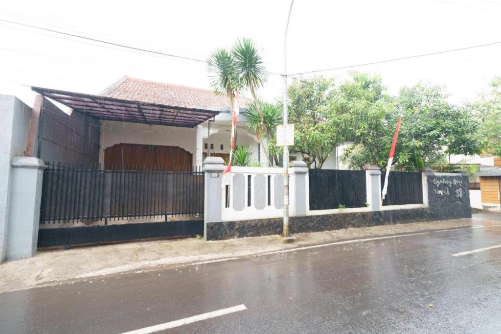 Oyo 91561 Gandhi Hotel Bandung Zewnętrze zdjęcie